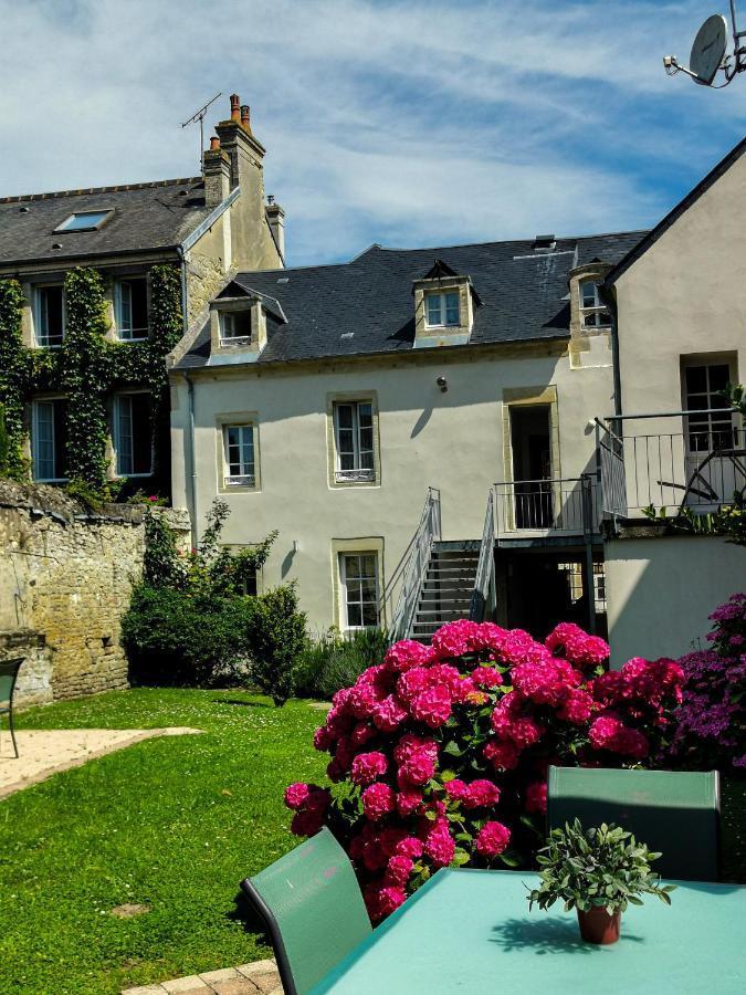 Duplex Ou Plain Pied Confort Plein Centre Proche Commerces, Restaurants, Avec Terrasse Privative Ou Jardin Commun Amenage Clos, Parking Gratuit A Proximite, Proche Plages Du Debarquement