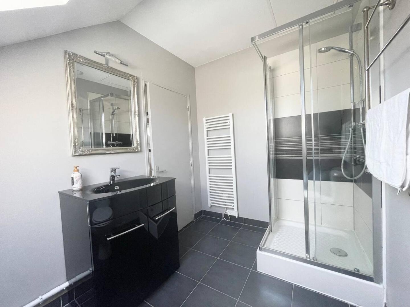 Apartment Duplex Ou Plain Pied Confort Plein Centre Proche Commerces, Restaurants, Avec Terrasse Privative Ou Jardin Commun Amenage Clos, Parking Gratuit A Proximite, Proche Plages Du Debarquement