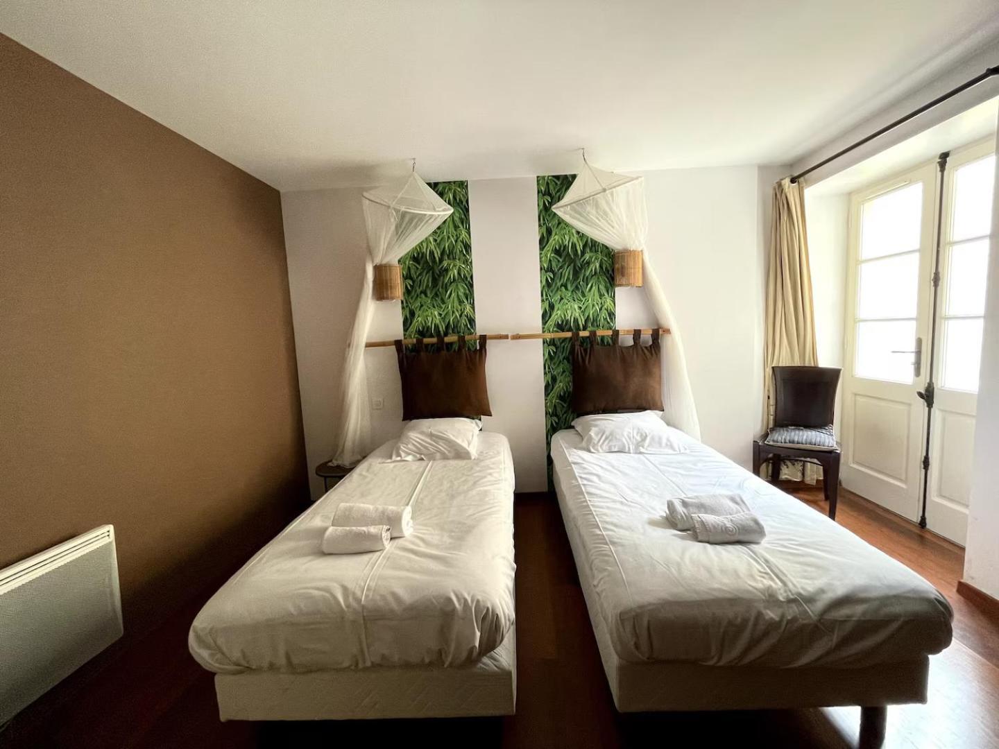 Duplex Ou Plain Pied Confort Plein Centre Proche Commerces, Restaurants, Avec Terrasse Privative Ou Jardin Commun Amenage Clos, Parking Gratuit A Proximite, Proche Plages Du Debarquement *