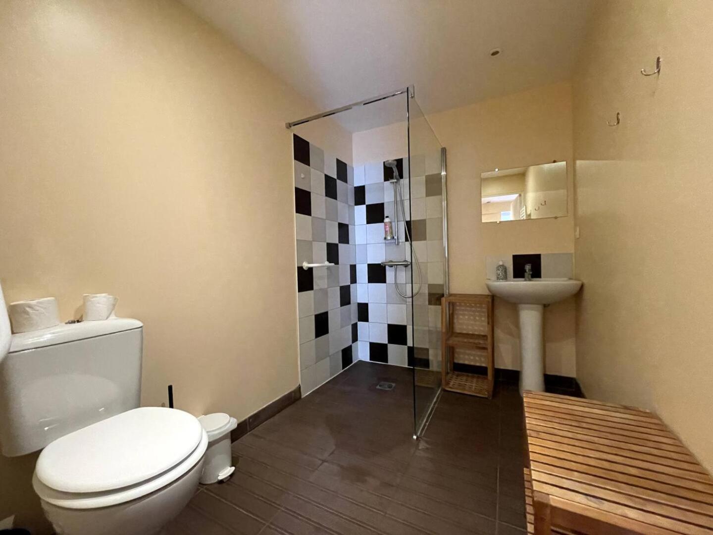 Duplex Ou Plain Pied Confort Plein Centre Proche Commerces, Restaurants, Avec Terrasse Privative Ou Jardin Commun Amenage Clos, Parking Gratuit A Proximite, Proche Plages Du Debarquement