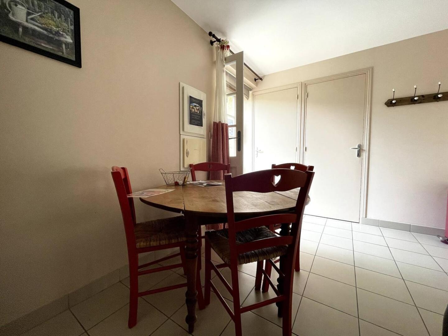Apartment Duplex Ou Plain Pied Confort Plein Centre Proche Commerces, Restaurants, Avec Terrasse Privative Ou Jardin Commun Amenage Clos, Parking Gratuit A Proximite, Proche Plages Du Debarquement