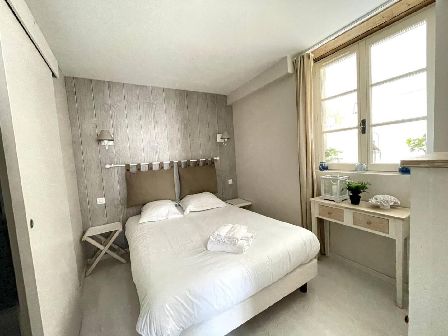 Duplex Ou Plain Pied Confort Plein Centre Proche Commerces, Restaurants, Avec Terrasse Privative Ou Jardin Commun Amenage Clos, Parking Gratuit A Proximite, Proche Plages Du Debarquement Bayeux