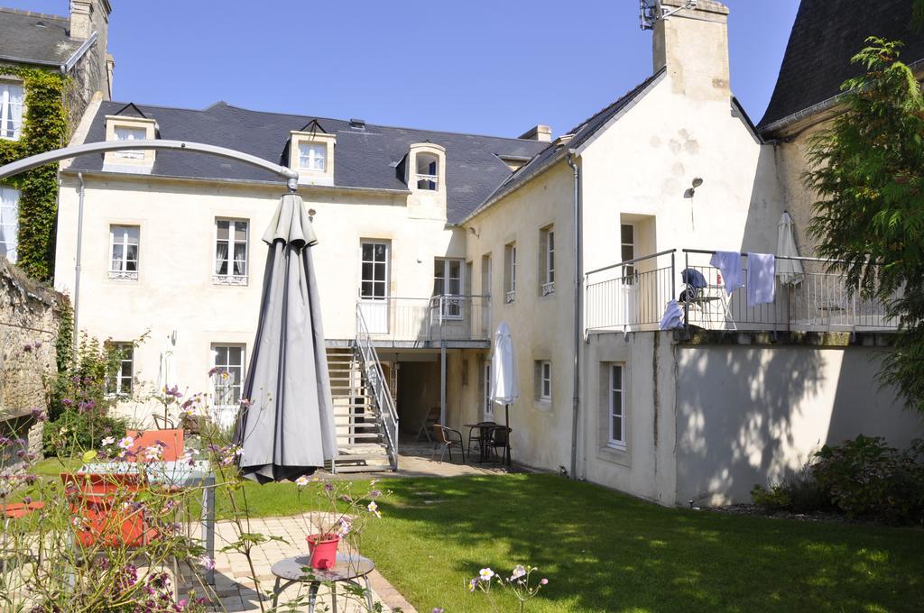 Apartment Duplex Ou Plain Pied Confort Plein Centre Proche Commerces, Restaurants, Avec Terrasse Privative Ou Jardin Commun Amenage Clos, Parking Gratuit A Proximite, Proche Plages Du Debarquement