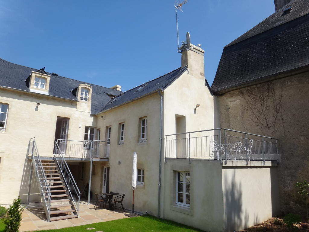Apartment Duplex Ou Plain Pied Confort Plein Centre Proche Commerces, Restaurants, Avec Terrasse Privative Ou Jardin Commun Amenage Clos, Parking Gratuit A Proximite, Proche Plages Du Debarquement Bayeux